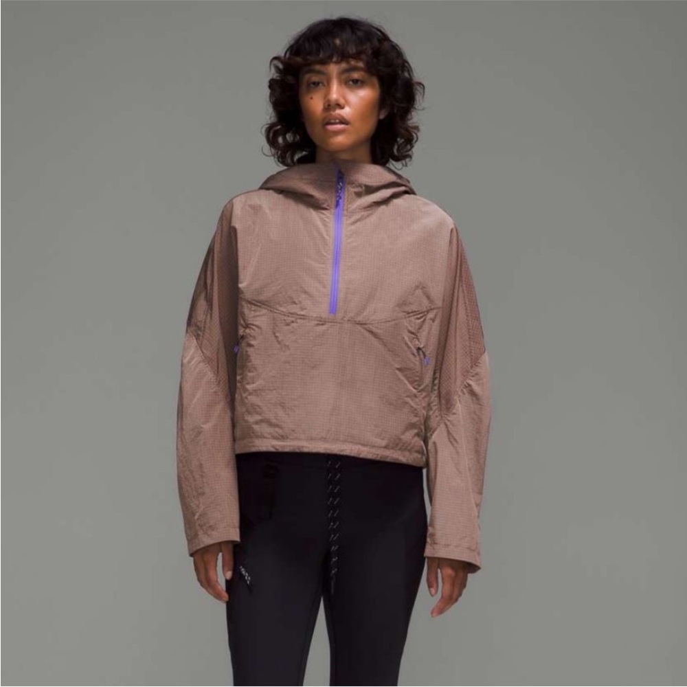Lululemon - Cinch Back Half Zip Pull Hiking Pullover / Brown